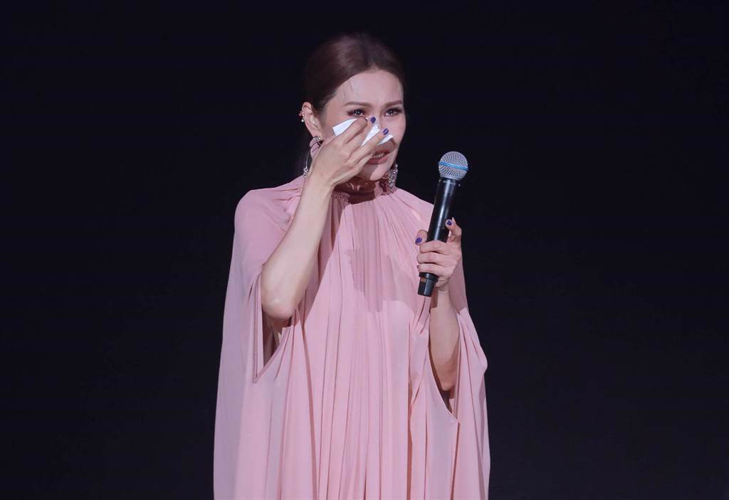 周蕙今晚在演唱會上感性告白當場落淚。（粘耿豪攝）