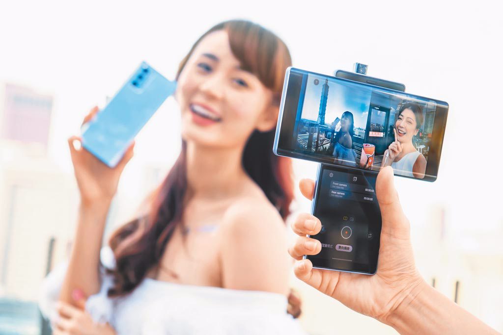 LG在台正式推出LG WING新機，買即送韓國設計師款專屬手機背蓋，加碼送安達行動裝置險1個月。 （LG提供）
