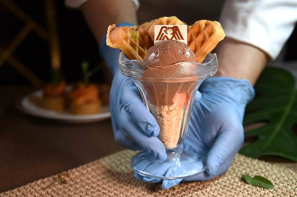 〈森永巧克力冰淇淋襯鬆餅〉的冰淇淋，是以森永無糖可可及森永百分之六十可可、牛奶、鮮奶油製成，鬆餅則是以森永鬆餅粉烤製，搭配榛果酥粒與草莓丁呈現。（圖／姚舜）