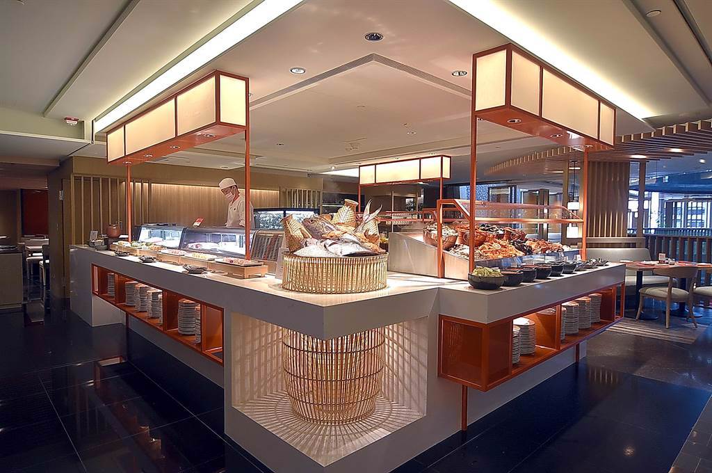 香格里拉台北遠東國際大飯店自助餐廳〈遠東Cafe'〉改裝，為迎合國人喜好，新設「海鮮餐檯」提供多樣蝦蟹魚貝海鮮供客人吃到飽。（圖／姚舜）