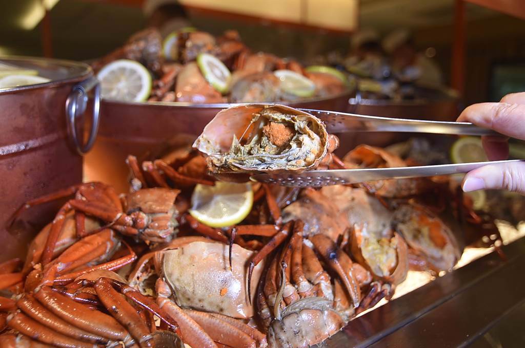 斥資8000萬元改裝的方〈遠東Cafe'〉自助餐廳，「海鮮餐檯」上單是螃蟹就有7種以上選擇。（圖／姚舜）