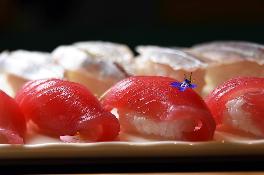 生魚片和握壽司是國人嗑Buffet時最愛，〈遠東Cafe'〉改裝後沒讓吃貨失望。（圖／姚舜）