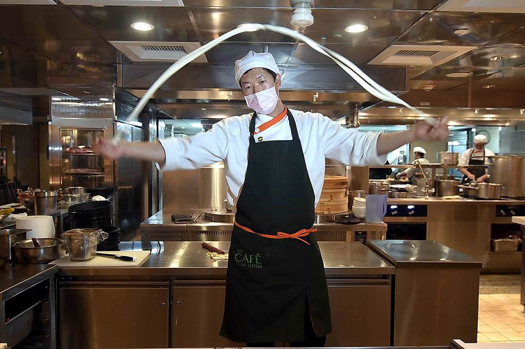 〈遠東Cafe'〉的「手工麵點區」，麵點主廚馮永田每日午、晚餐都用精彩演出「甩麵秀」。（圖／姚舜）