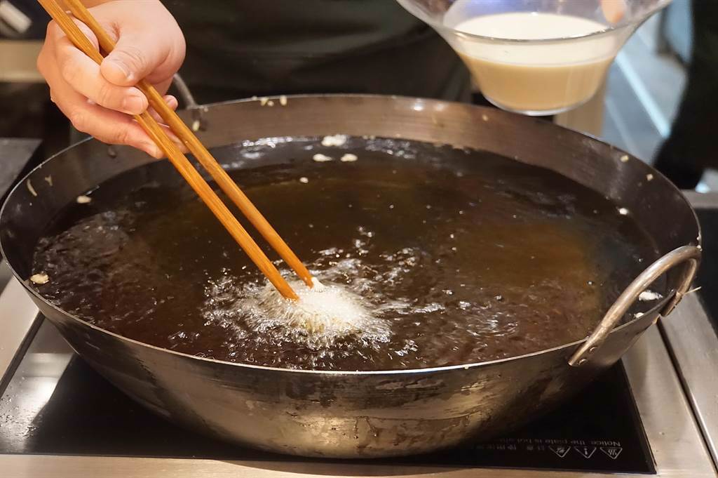 〈遠東Cafe'〉的「日式天婦羅串炸區」，標榜比照高級日本料理店的技法炸製天婦羅，功夫看得見。（圖／姚舜）