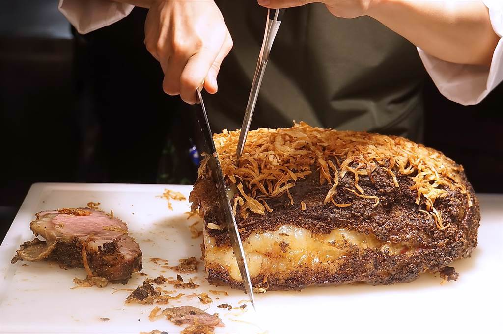 〈Roast Beef〉在所有吃到飽餐廳都是「要角」，台北遠東國際大飯店自助餐廳〈遠東Cafe'〉的〈Roast Beef〉除用料高檔，烤功與調味亦極具水準。（圖／姚舜）