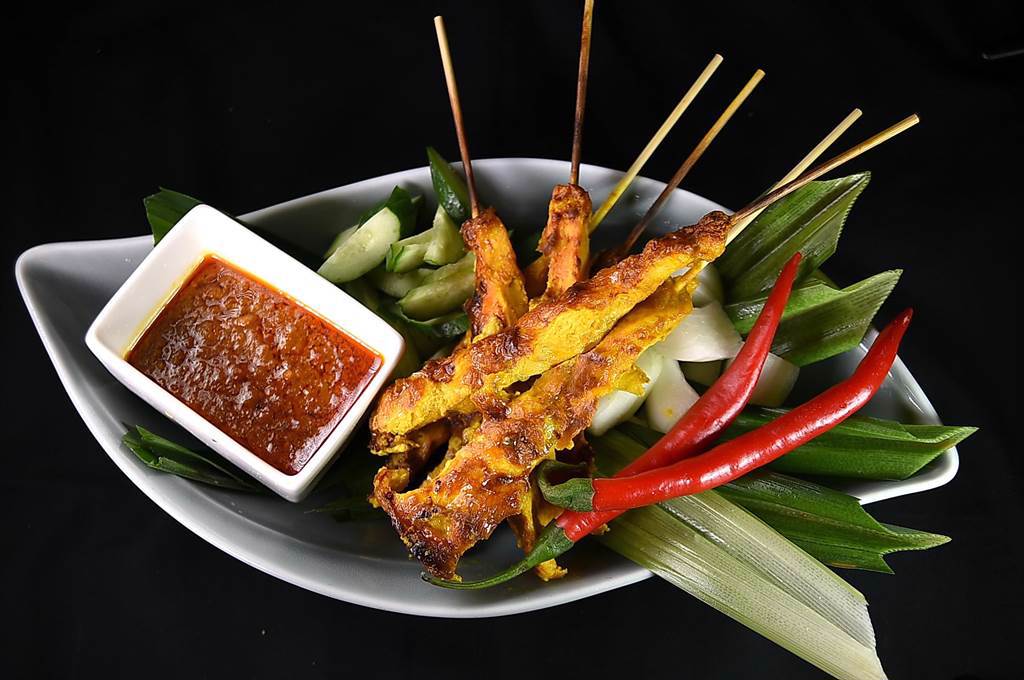 香格里拉台北遠東國際大飯店自助餐廳〈遠東Cafe'〉的「亞洲風味料理區」，正宗馬來西亞的〈沙嗲〉可無限取食吃到。（圖／姚舜）