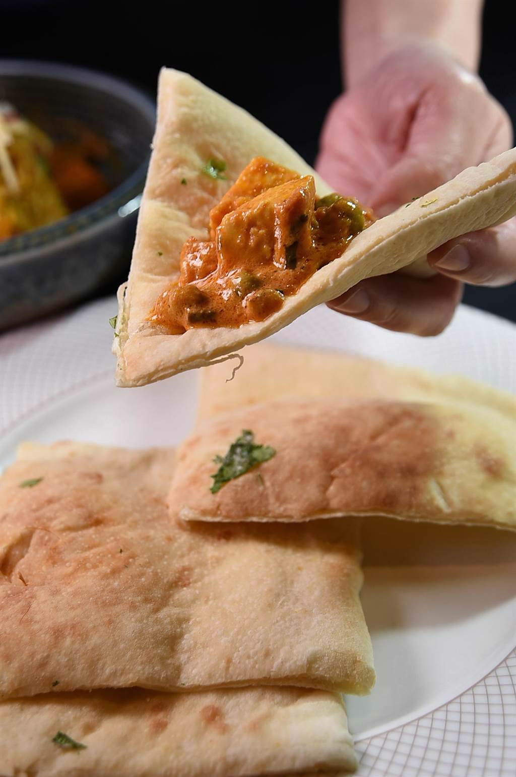 〈遠東Cafe'〉的「亞洲風味料理區」，食客可以印度咖哩配印度烤餅。（圖／姚舜）