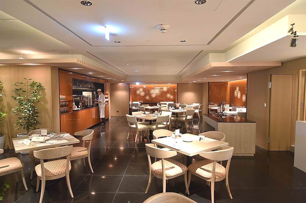 〈遠東Cafe'〉，斥資8000萬元全面改裝後，取餐區與用餐區皆煥然一新。（圖／姚舜）