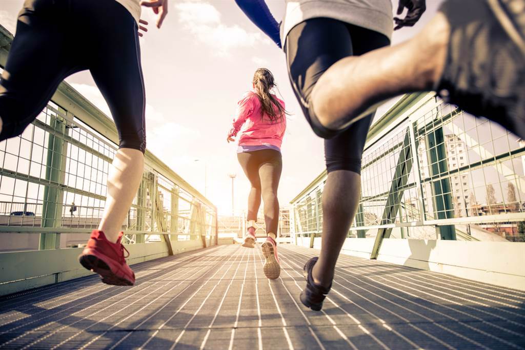 運動對身體的好處多多，哈佛研究指出，劇烈運動12分鐘，短時間就能有效改善心血管疾病。（圖／Shutterstock）