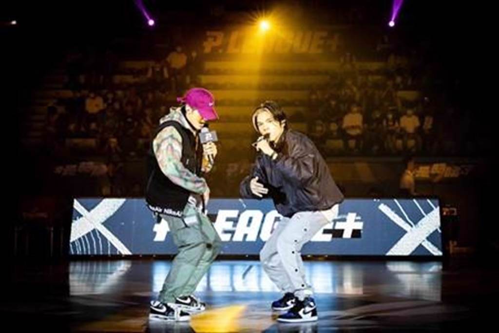 小樂與KIRE日前在台中演出，炒熱現場氣氛。（好撐音樂提供）