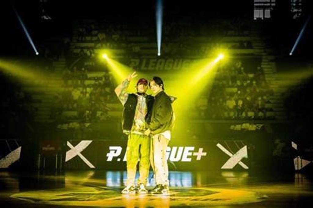 小樂與KIRE日前在台中演出，炒熱現場氣氛。（好撐音樂提供）