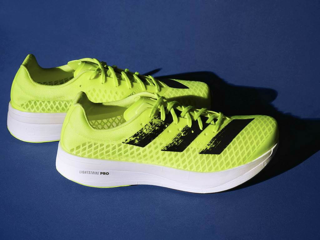 「最速跑鞋」adizero adios Pro搭載adidas全新雙層LightstrikePRO極輕量中底科技，成就僅246公克輕量厚底跑鞋。(adidas提供)