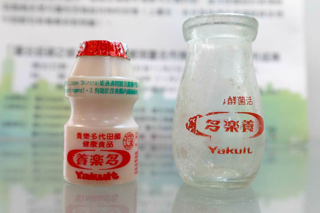 民國53年開始生產、60年停產的養樂多玻璃瓶（圖右），許多民眾都沒看到。 （圖／本報資料照片、陳麒全攝）