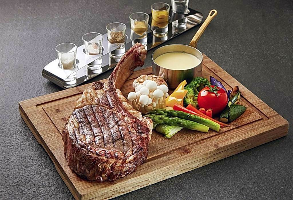 慕軒飯店推出12月限定『戰斧牛排無限饗宴』活動，8公斤美國安格斯黑牛戰斧無限供應。（圖／慕軒飯店）