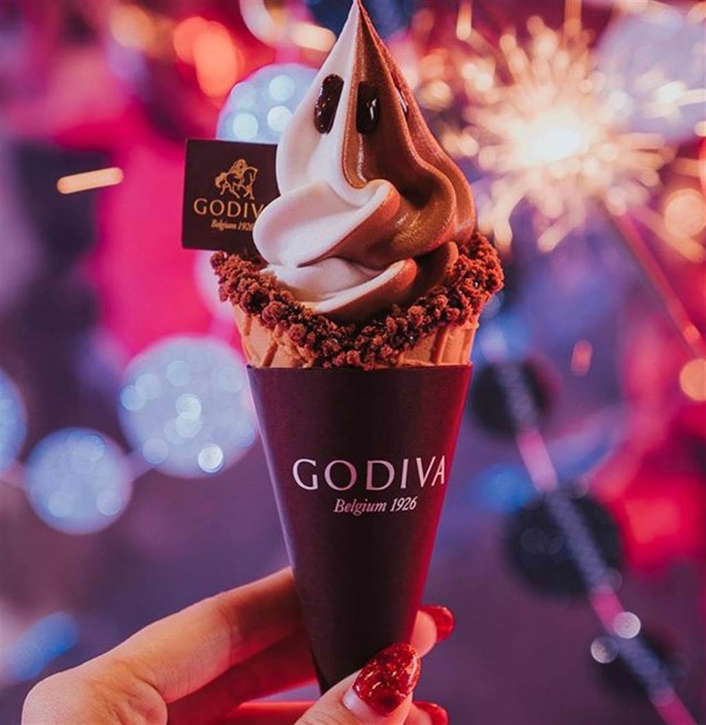 來自比利時的巧克力品牌GODIVA，12/5起連2天推出促銷活動，購買霜淇淋和冰淇淋可享買一送一優惠。（圖/GODIVA提供）