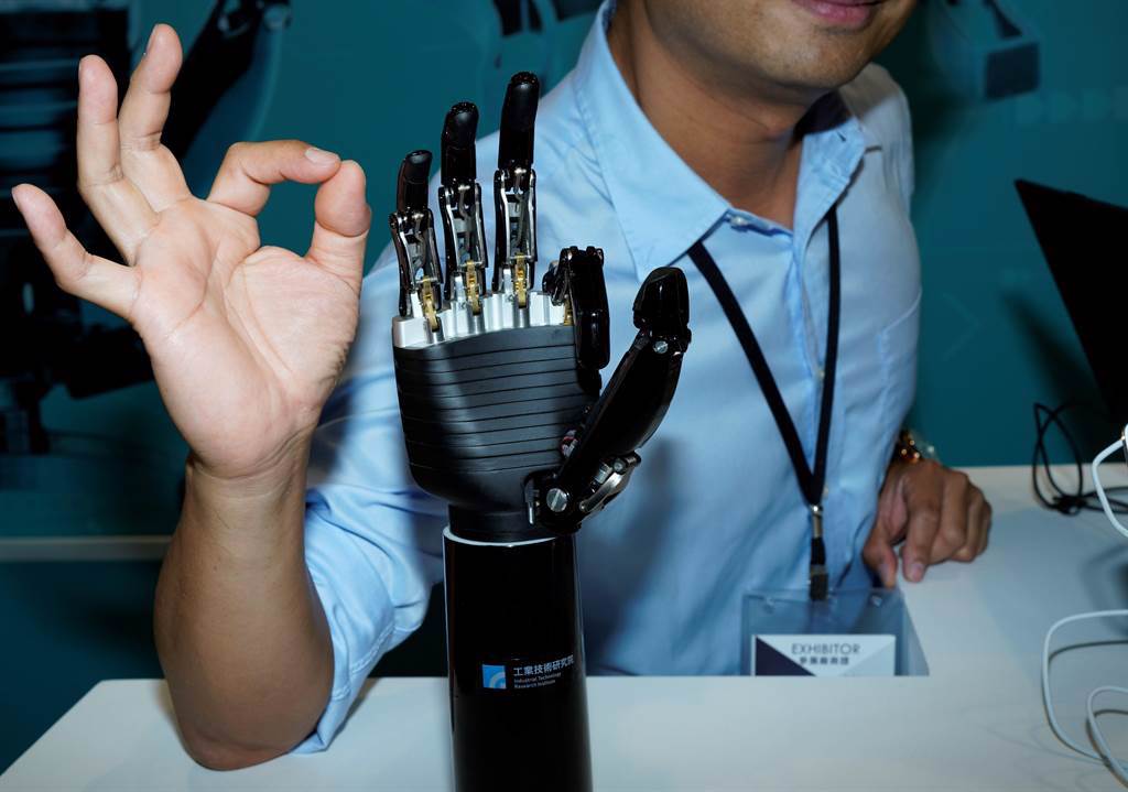 工研院機械所研發的仿生機械手掌，可靈活跟人一樣比OK。（羅浚濱攝）