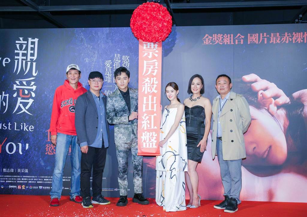 喜翔（左起）、導演賴孟傑、鄭人碩、邱偲琹、黃采儀、鄭志偉出席《親愛的殺手》首映會。（吳松翰攝）