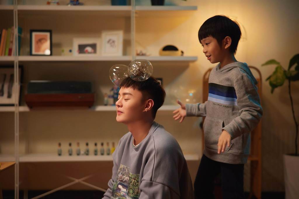 許富凱日前與小男童拍攝MV。（凱聲影藝提供）