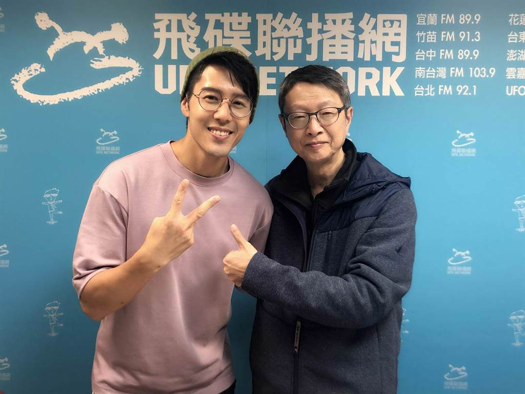 《王牌辯護人》胡宇威與導演黃志翔到廣播節目「夜光家族」宣傳。（東森電視提供）