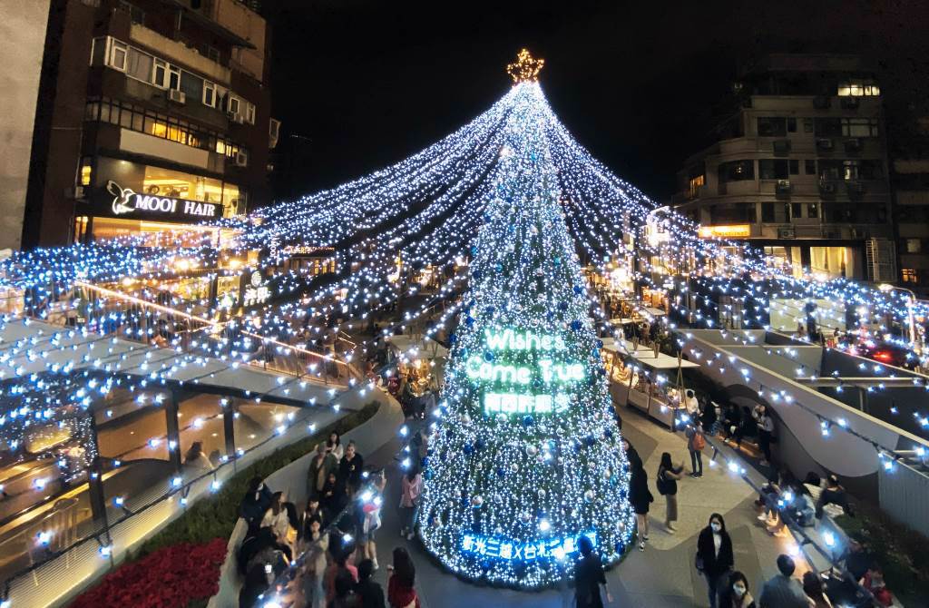 「Wishes come true 心中山X南西許願季」以10米高耶誕樹，搭配400顆銀白色與湖水藍色的耶誕球打造白色瀑布。（圖／品牌提供）