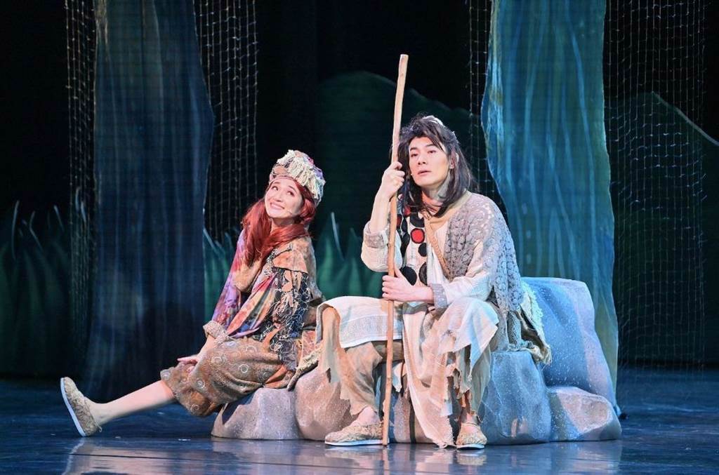 羅美玲（左）與施易男演出舞台劇《大寶神珠》首演大獲好評。（夢蓮花文藝基金會提供）