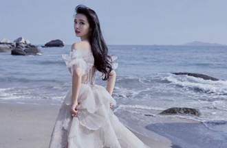 24歲星女郎林允人魚裙美背全透視 豐滿曲線如仙女