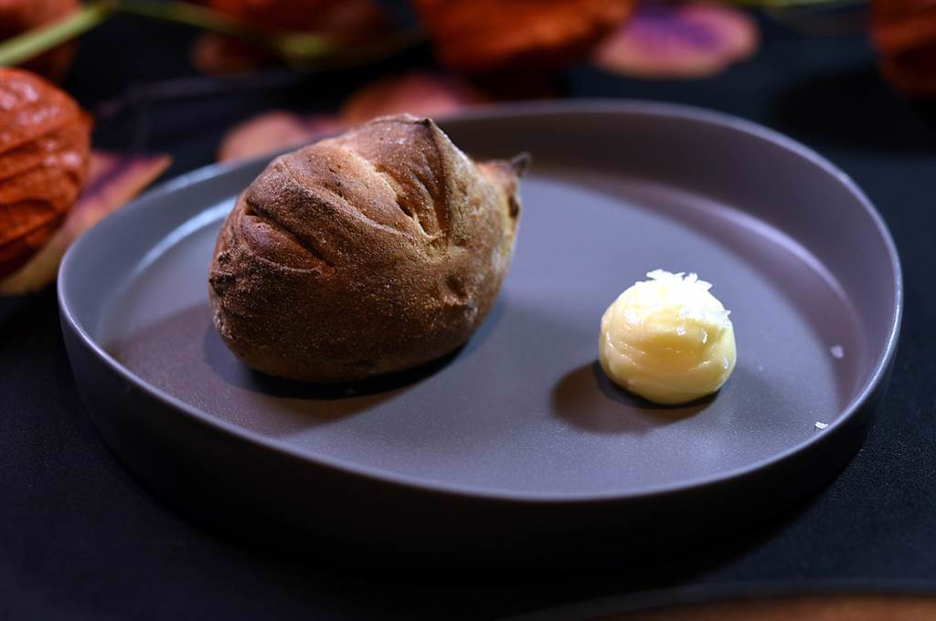 〈impromptu〉的佐餐麵包每季都不同風味，上一季是「湖南臘肉」，這季是「紅茶．葡萄乾」。(圖／姚舜）