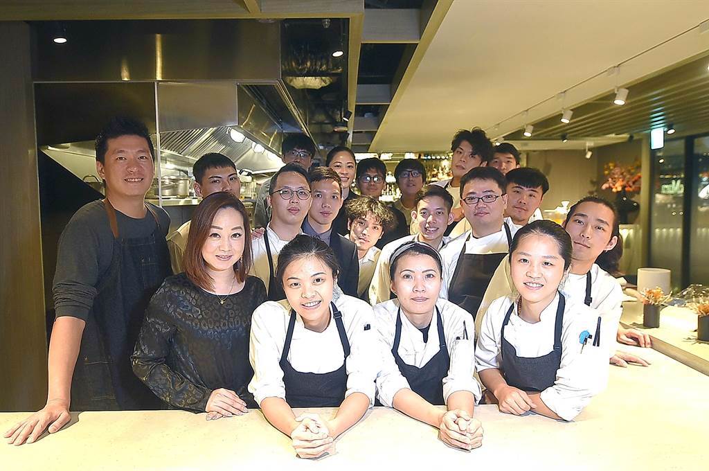 台北米其林一星餐廳〈impromptu〉的內外場團隊成員，分工合作、默契十足，為客人傳遞美好用餐體驗。（圖／姚舜）