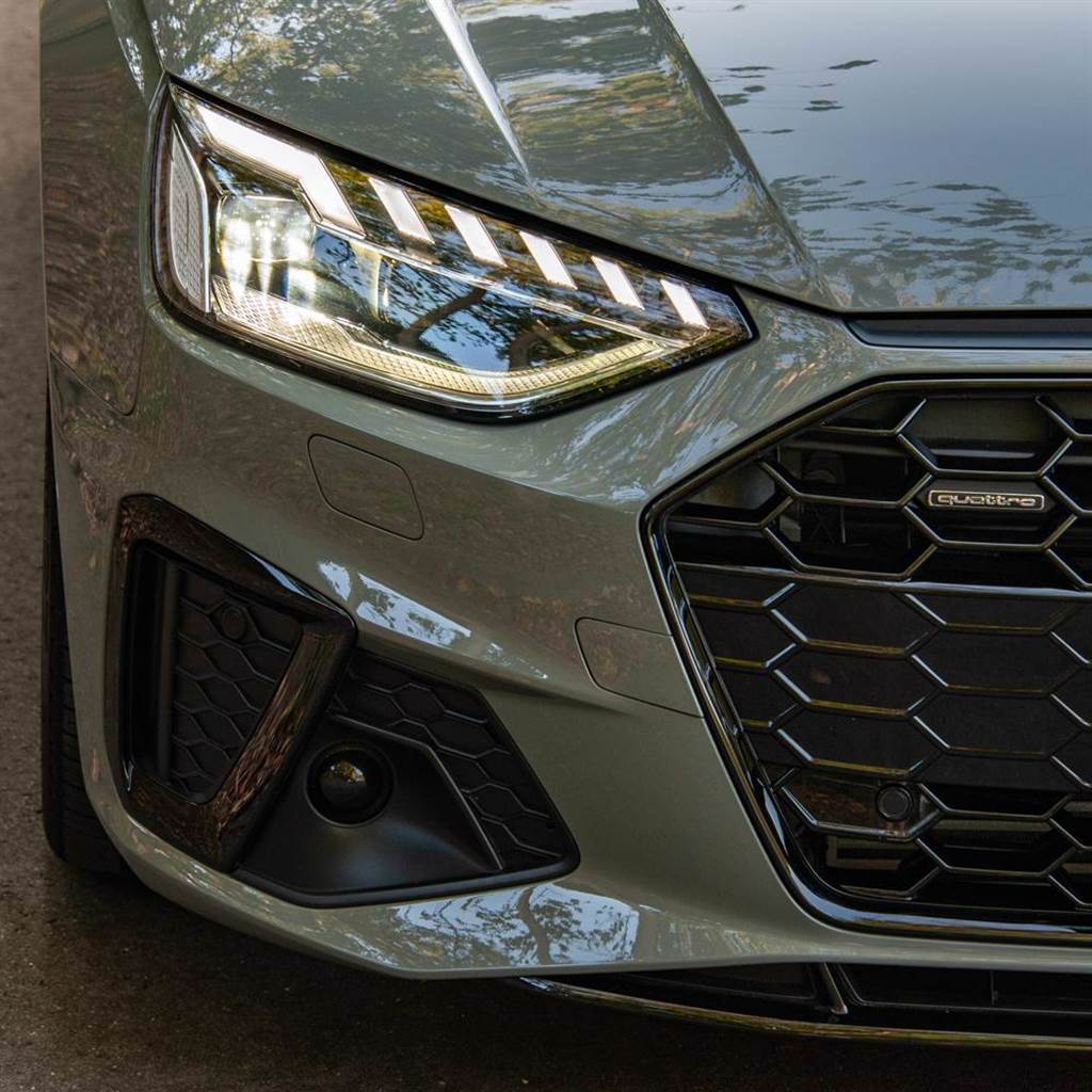 試駕車Audi A4 45 TFSI quattro S line選配有Matrix矩陣式LED頭燈，在上鎖跟解鎖時會有燈光動態展演，夜間行駛時更能提供絕佳照明效果。（陳大任攝）