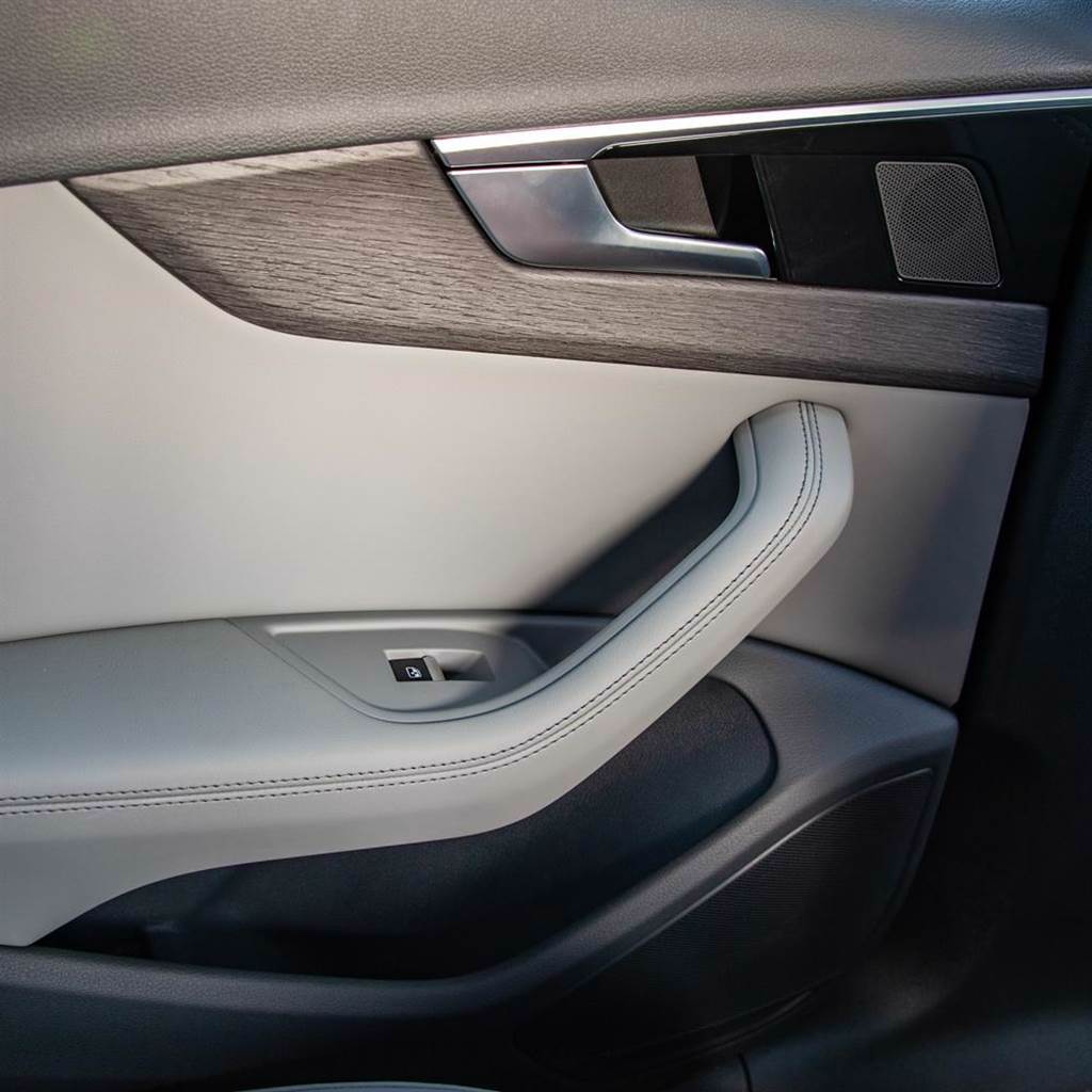 試駕車Audi A4 Avant 40 TFSI S line車門飾板又是另一種層次美感。（陳大任攝）