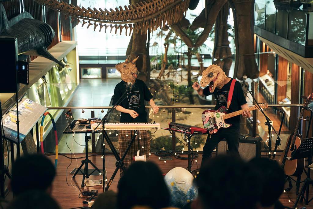 脆樂團在國立臺灣博物館古生物館開唱。（好多音樂提供）