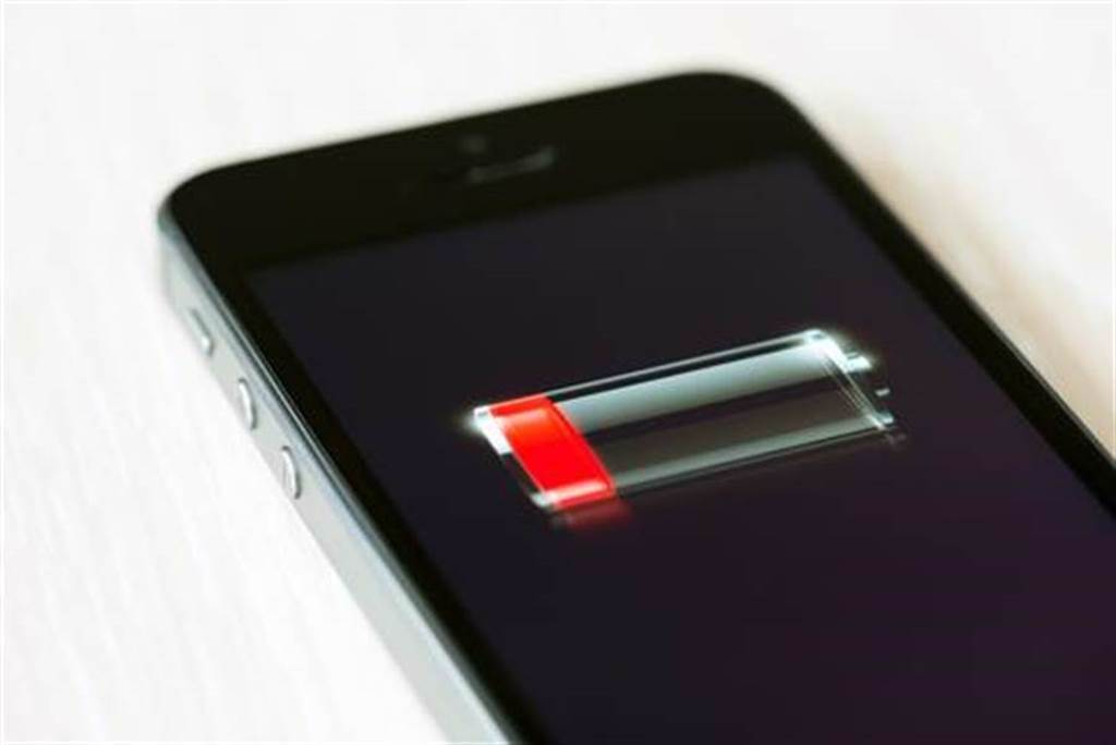 覺得iPhone耗電很快？很可能是iOS 14.2惹的禍。(達志影像／shutterstock提供)