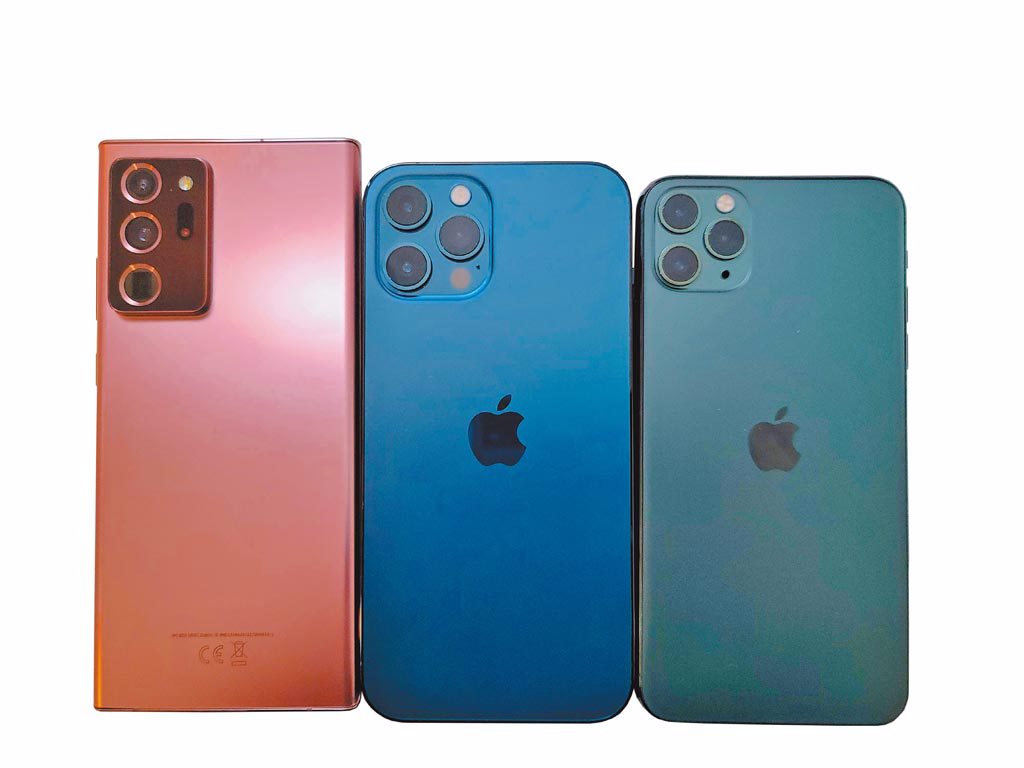 三星Galaxy Note20 Ultra（左起）、iPhone 12 Pro Max、iPhone 11 Pro Max在外型比較，iPhone 12 Pro Max機身更寬，難以一手操控。