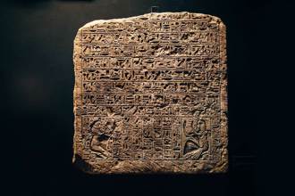 5000年前巨石刻神秘象形文字 專家破譯驚：不尋常
