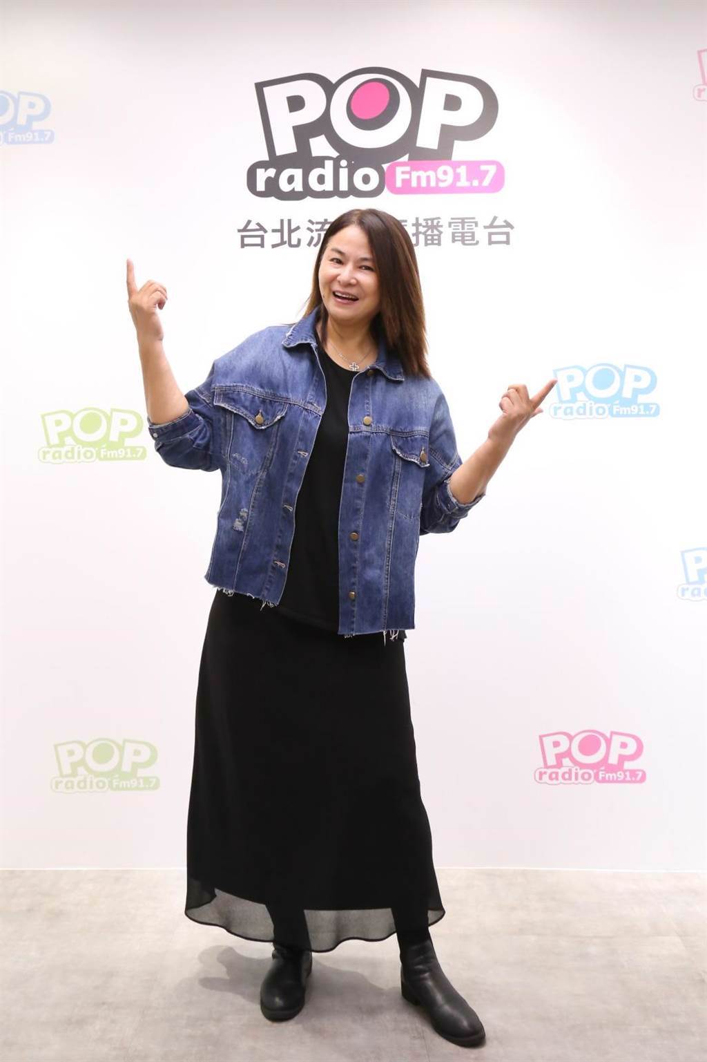 裘海正上電台節目接受主持人俊菖專訪。（POP Radio提供）