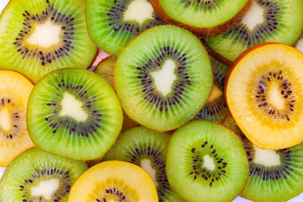 奇異果有黃色和綠色兩種，雖然兩種都很營養，但其中的營養成分則略有不同，其中若是要防癌抗發炎，專家建議吃這種。（圖／Shutterstock）
