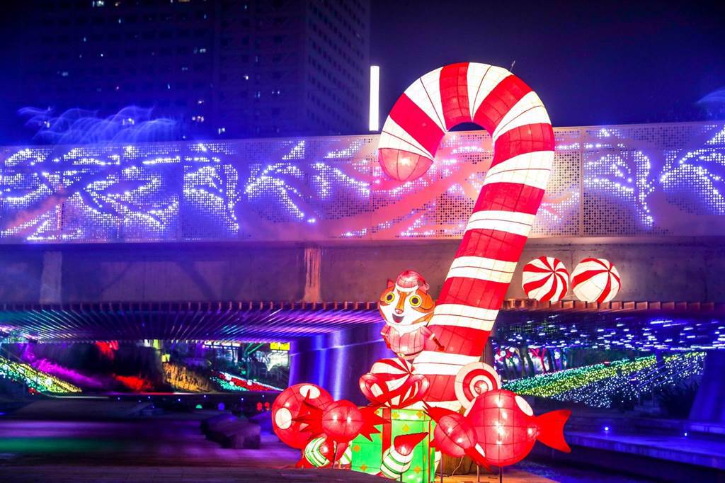 台中市首度在柳川推出耶誕水舞燈光秀「2020台中好YA誕」，虎爸與幸福柺杖糖-象徵興中糖果街。（台中市府提供／陳淑芬台中傳真）