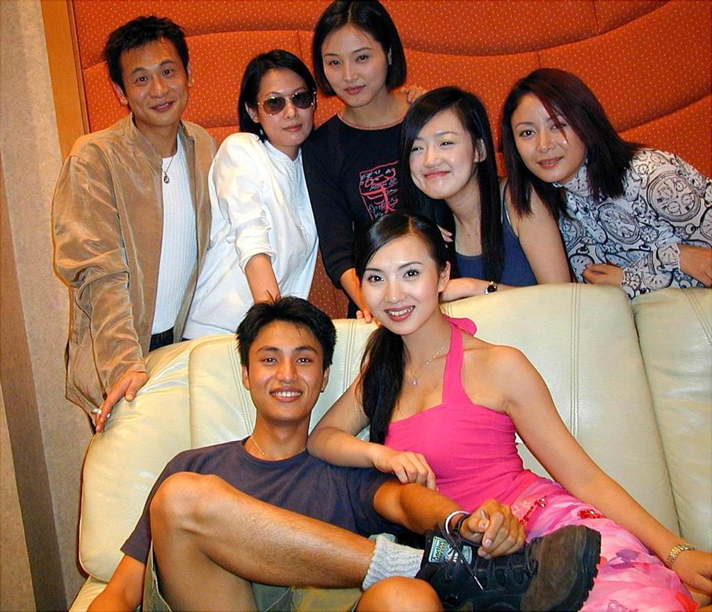 陳好2001年和張世（後左1）、劉若英（後左2）等人演出《澀女郎》。（圖／中時資料照片）