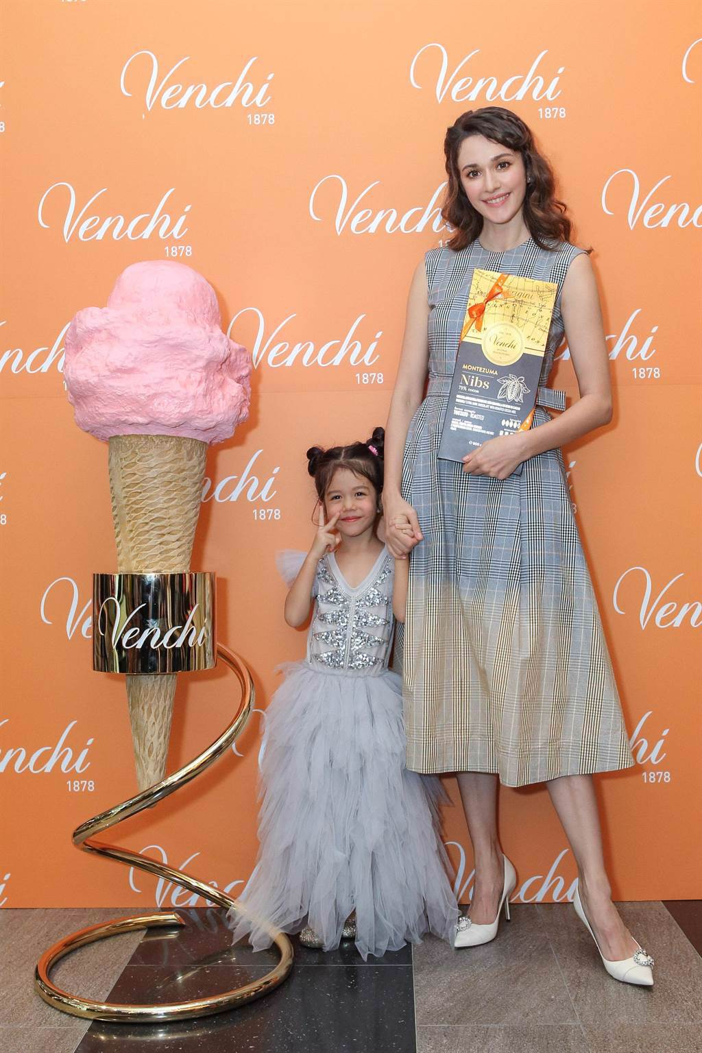 瑞莎與女兒Nika一起出席義大利巧克力品牌記者會。（Venchi提供）