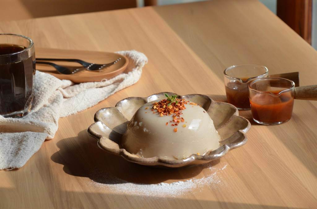 總爺藝文中心廠長宿舍咖啡館推出創新的巴蜀椒麻口味碗粿。（薩圖爾精品咖啡提供／劉秀芬台南傳真）