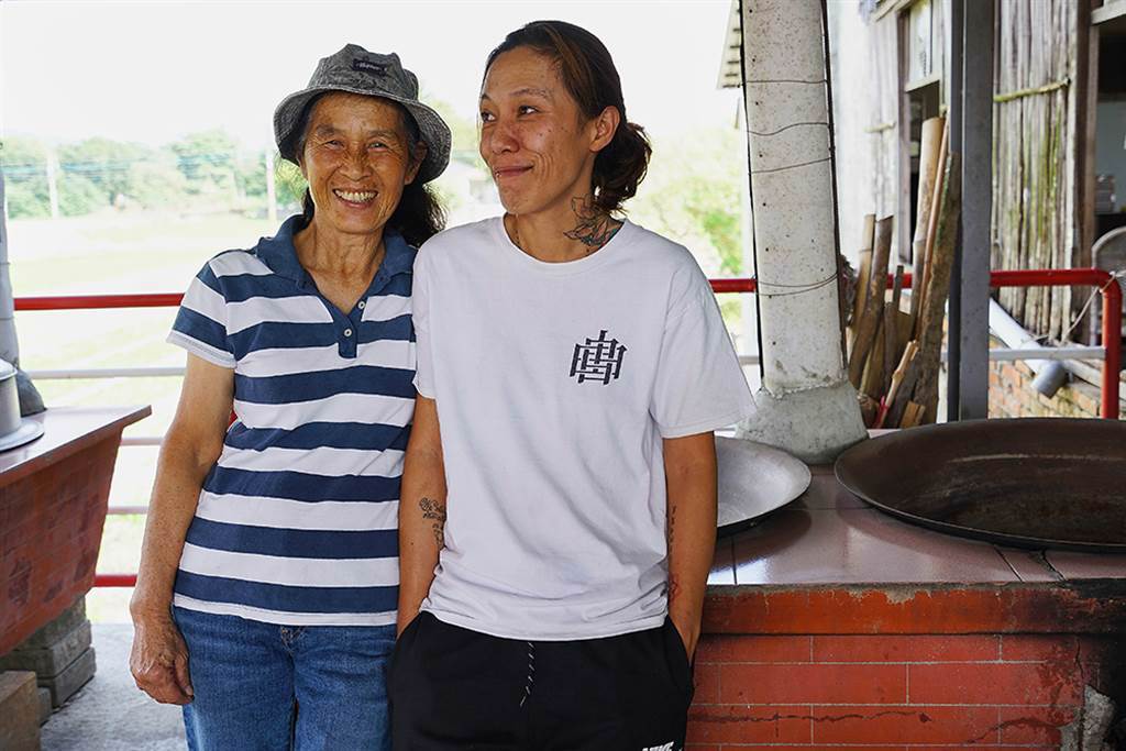 林滿金和二女兒邱嘉毓堅持手工製作柴燒年糕，傳遞阿嬤的古早味。（攝影/Cindy Lee）