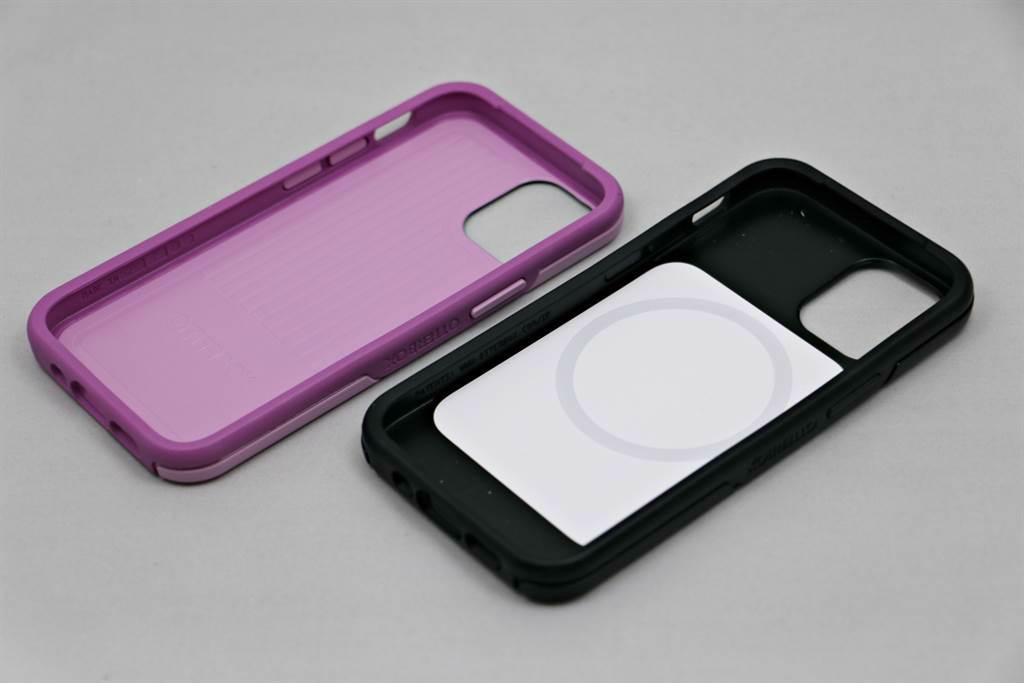 Otterbox專為iPhone 12 mini推出多款保護殼，其中Symmetry+(右）系列支援MagSafe。(黃慧雯攝）
