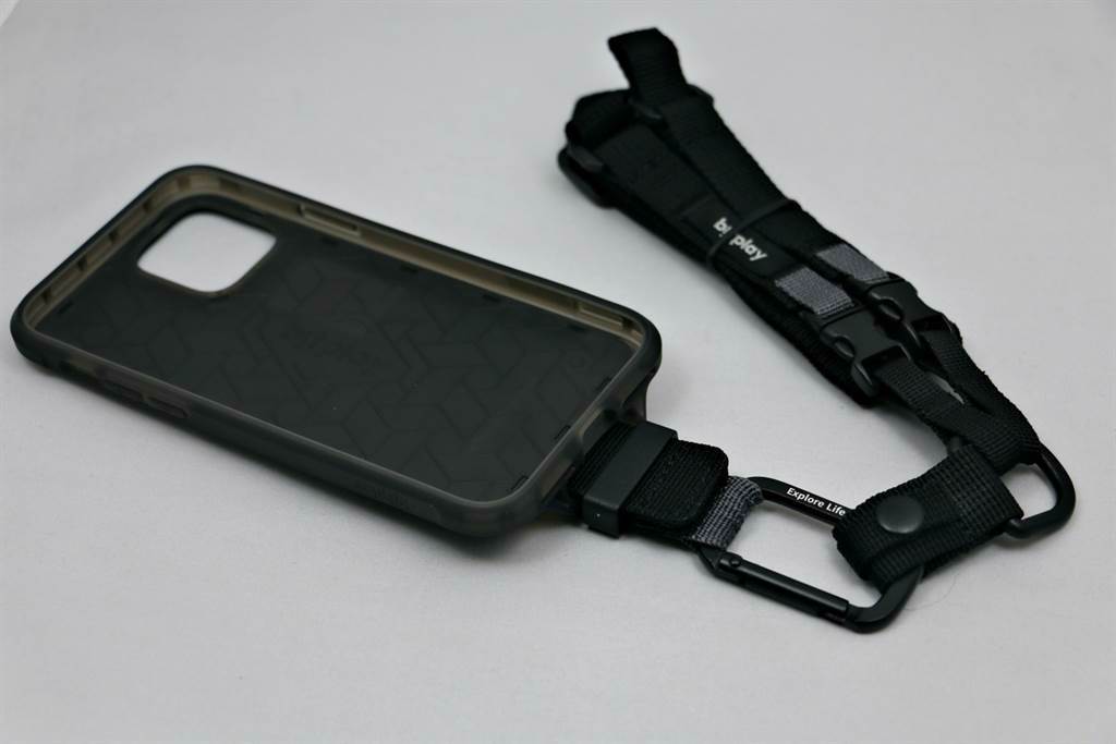 bitplay 立扣殼（wander case）搭配多功能背帶。(黃慧雯攝）