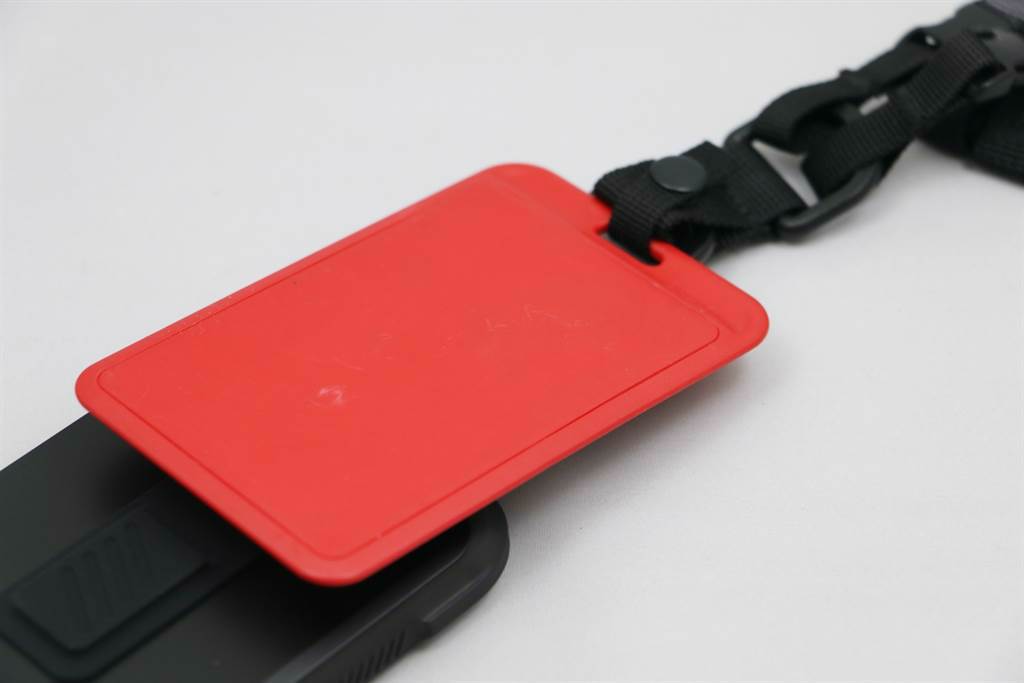 bitplay 立扣殼（wander case）搭配多功能背帶，同時可扣上證件套，相當方便。(黃慧雯攝）
