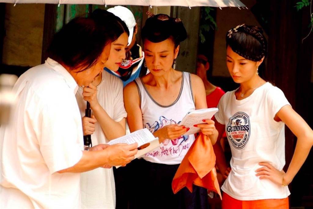 資深女演員劉雪華（左三）被她的古典美留下深刻印象，後來更推薦她（范冰冰，左二）進入《還珠格格》劇組，成為她改變命運的轉捩點。(圖/ 摘自微博)