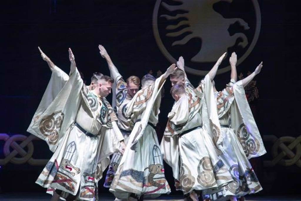 《火焰之舞》12日在台北小巨蛋演出，近百位舞者組成壯闊場面，帶來極致的視聽覺饗宴，讓新舊舞迷再陷經典傳奇的魅力。（寬宏藝術提供／吳敏菁彰化傳真）