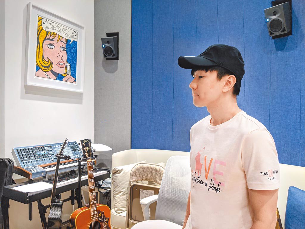天王歌手林俊傑日前也穿上粉紅小馬T，贊助Ralph Lauren做公益，T恤販賣所得100%捐助乳癌病友協會。（Ralph Lauren提供）