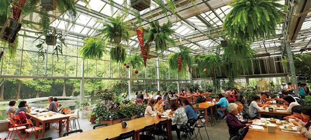 森林系玻璃溫室用餐區，自然光線恣意灑落，十分舒服。（圖／于魯光攝）