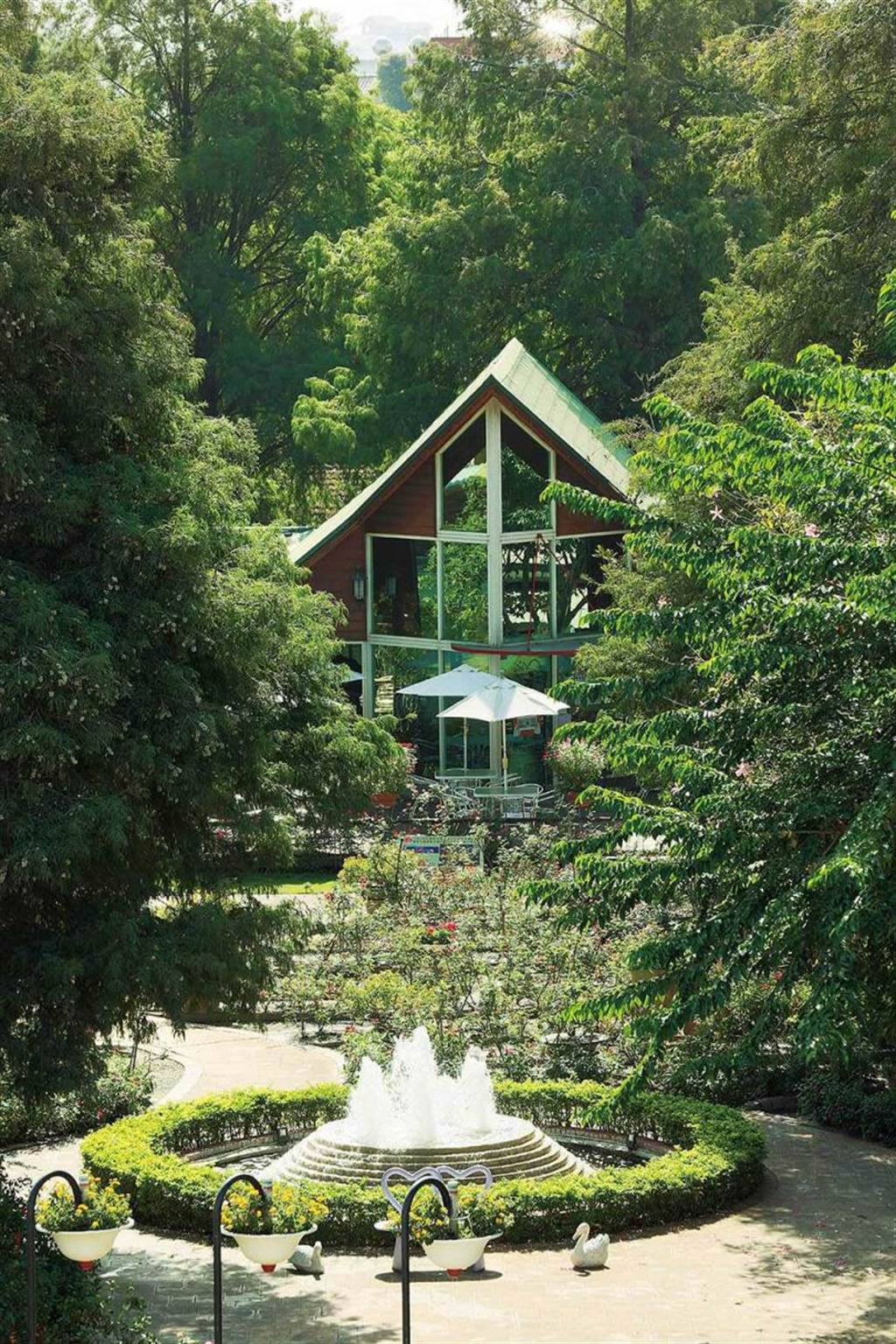 「全得玫瑰莊園」的餐廳建築採歐風設計，與噴泉、樹木花草構成美麗風景。（圖／于魯光攝）