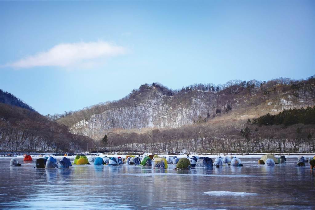 赤城大沼在冬季呈現完全結凍的狀態，能在冰上釣公魚，絕對要體驗。 (圖/前橋市觀光振興課提供)